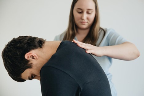 Healing Through Movement: Comparing Physiotherapy and Osteopathy